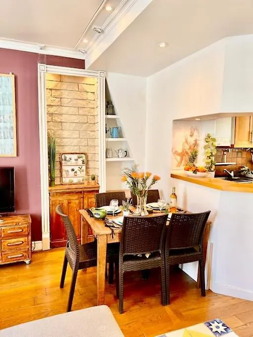 Appartement De 3 P, Baroque Et Vues Sur Toits Du Marais Paris France